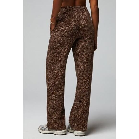 New Fabletics Cozy Fleece Wide Leg Sweatpant Cacao Spotted Animal size L - Picture 3 of 9